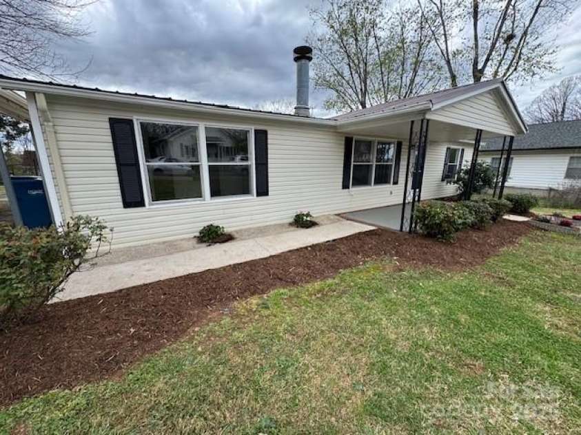 1628 B Avenue, Hickory, NC 28602.  MLS# CAR4243053, YatesRealty ID 10705. 