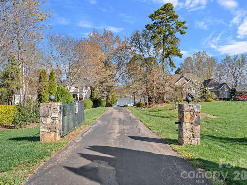 134 Lawrence Tee Lane, Mooresville, NC 28117.  MLS# CAR4359294, YatesRealty ID 10708. Community Boat Ramp