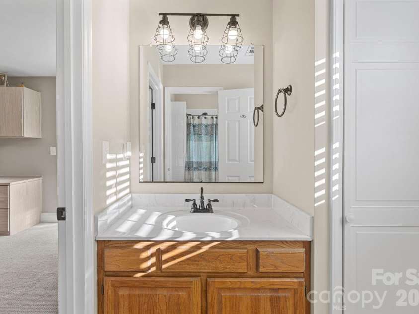 134 Lawrence Tee Lane, Mooresville, NC 28117.  MLS# CAR4359294, YatesRealty ID 10708. Jack-n-Jill Bathroom