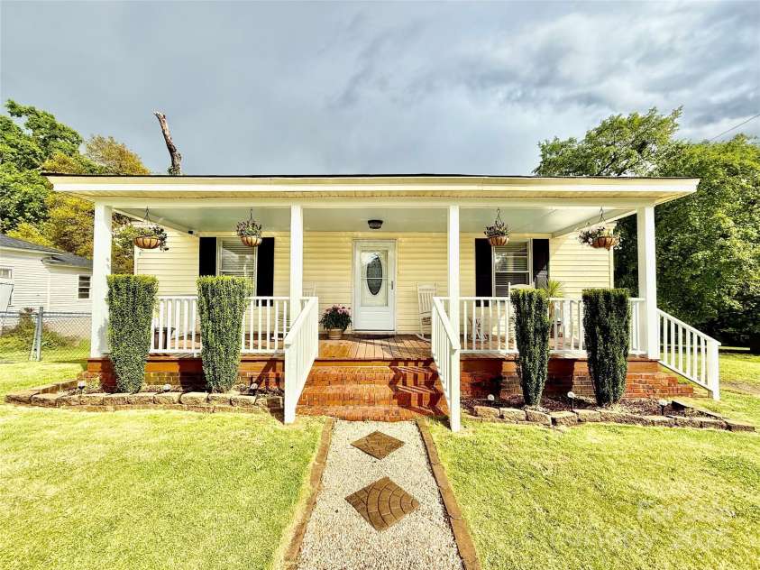 45 Oak Street, Great Falls, SC 29055.  MLS# CAR4246407, YatesRealty ID 10712. 