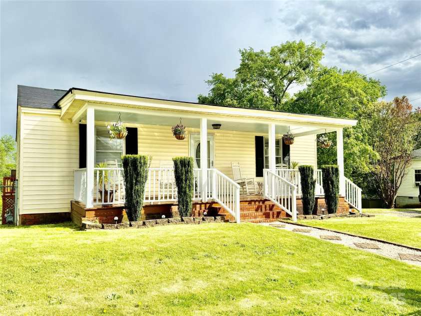 45 Oak Street, Great Falls, SC 29055.  MLS# CAR4246407, YatesRealty ID 10712. 