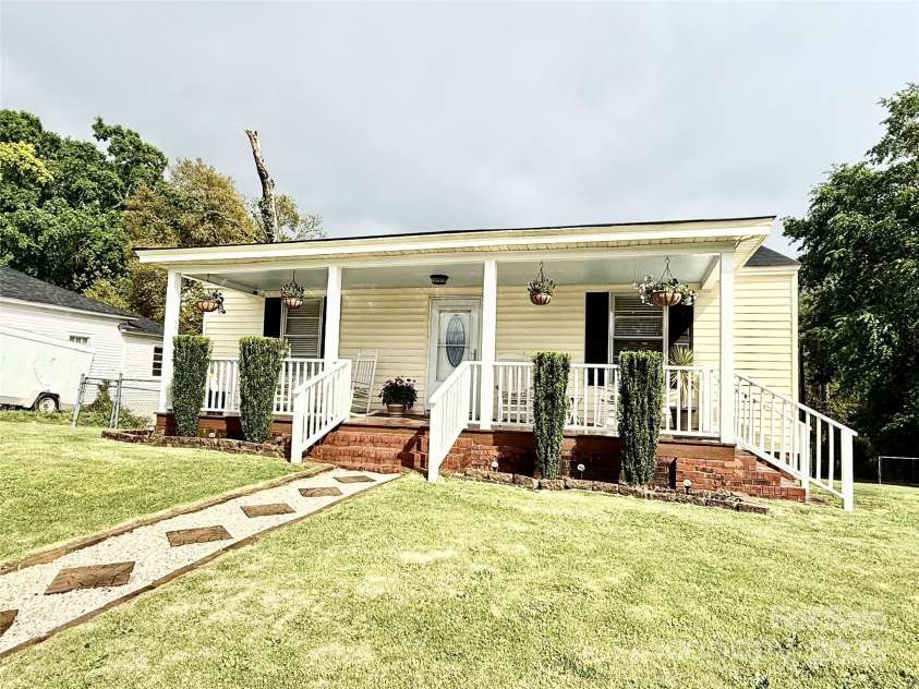 45 Oak Street, Great Falls, SC 29055.  MLS# CAR4246407, YatesRealty ID 10712. 