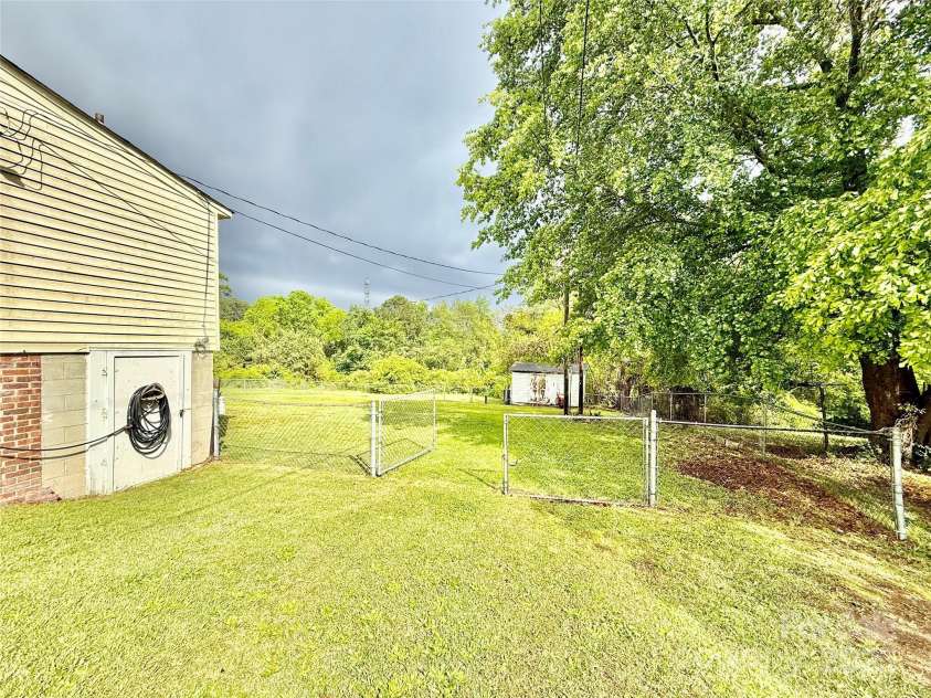 45 Oak Street, Great Falls, SC 29055.  MLS# CAR4246407, YatesRealty ID 10712. 