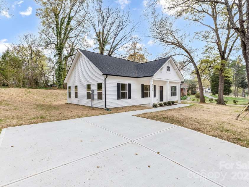 315 Club House Drive, Salisbury, NC 28144.  MLS# CAR4243075, YatesRealty ID 10715. 