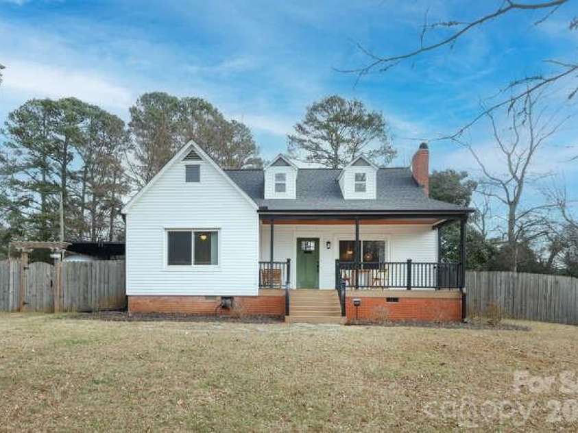 1609 Forsythia Circle, Charlotte, NC 28208.  MLS# CAR4337736, YatesRealty ID 10716. 