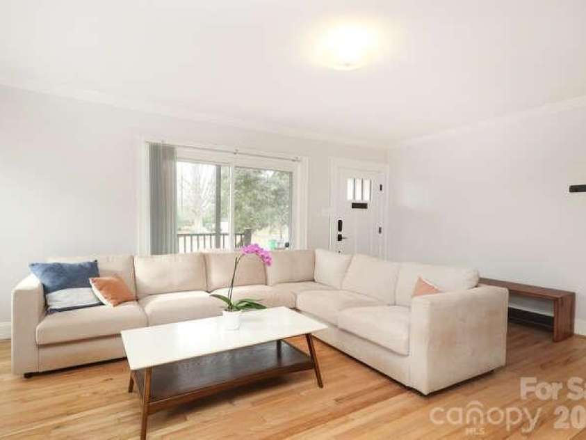 1609 Forsythia Circle, Charlotte, NC 28208.  MLS# CAR4337736, YatesRealty ID 10716. 