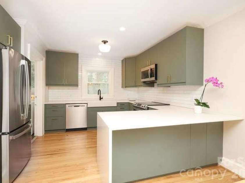 1609 Forsythia Circle, Charlotte, NC 28208.  MLS# CAR4337736, YatesRealty ID 10716. 