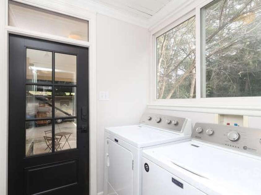 1609 Forsythia Circle, Charlotte, NC 28208.  MLS# CAR4337736, YatesRealty ID 10716. 