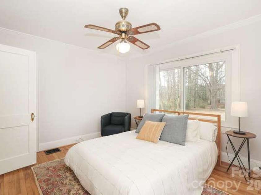 1609 Forsythia Circle, Charlotte, NC 28208.  MLS# CAR4337736, YatesRealty ID 10716. 