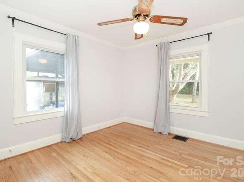 1609 Forsythia Circle, Charlotte, NC 28208.  MLS# CAR4337736, YatesRealty ID 10716. 