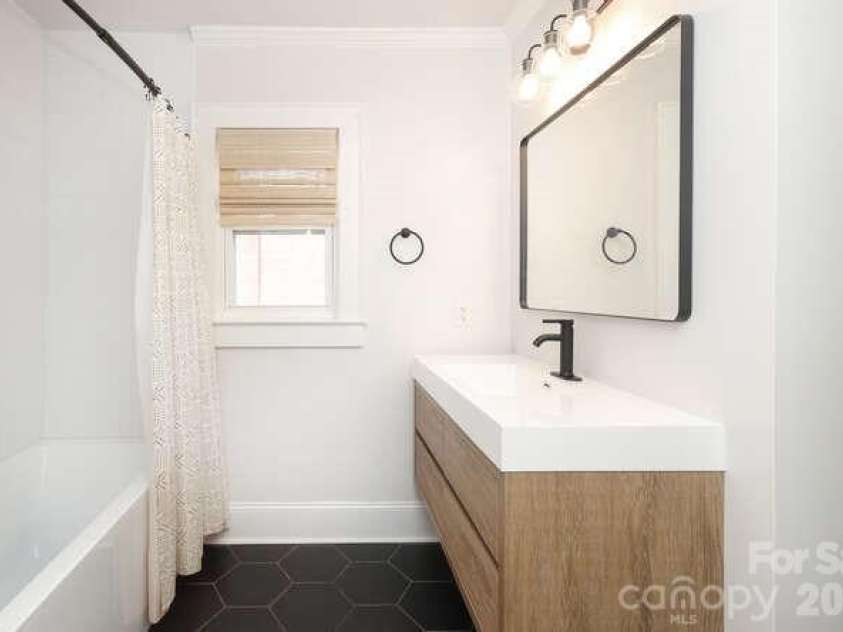 1609 Forsythia Circle, Charlotte, NC 28208.  MLS# CAR4337736, YatesRealty ID 10716. 