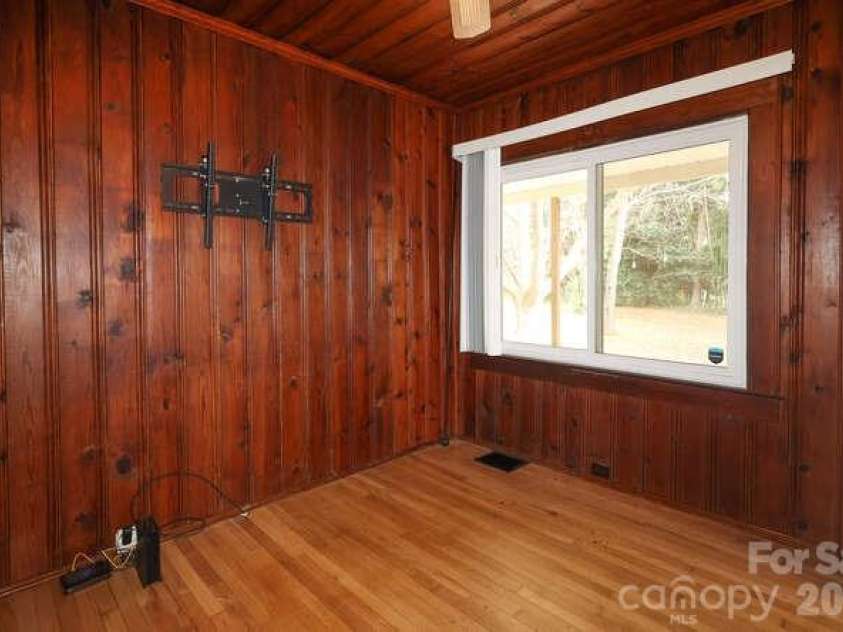 1609 Forsythia Circle, Charlotte, NC 28208.  MLS# CAR4337736, YatesRealty ID 10716. 