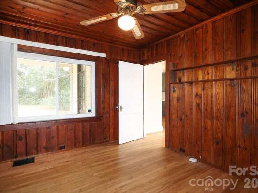 1609 Forsythia Circle, Charlotte, NC 28208.  MLS# CAR4337736, YatesRealty ID 10716. 