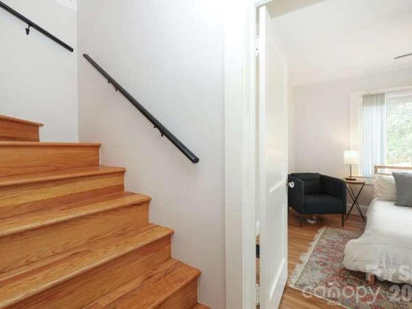 1609 Forsythia Circle, Charlotte, NC 28208.  MLS# CAR4337736, YatesRealty ID 10716. 