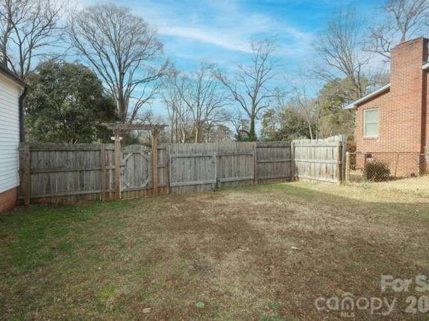 1609 Forsythia Circle, Charlotte, NC 28208.  MLS# CAR4337736, YatesRealty ID 10716. 