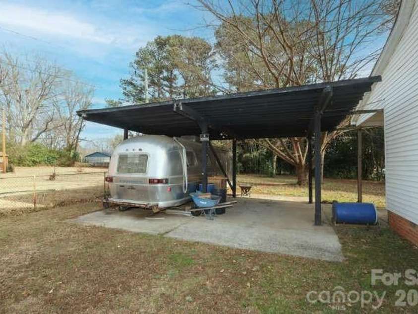 1609 Forsythia Circle, Charlotte, NC 28208.  MLS# CAR4337736, YatesRealty ID 10716. 