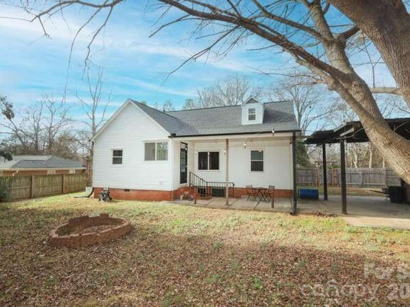 1609 Forsythia Circle, Charlotte, NC 28208.  MLS# CAR4337736, YatesRealty ID 10716. 