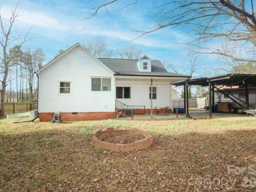 1609 Forsythia Circle, Charlotte, NC 28208.  MLS# CAR4337736, YatesRealty ID 10716. 