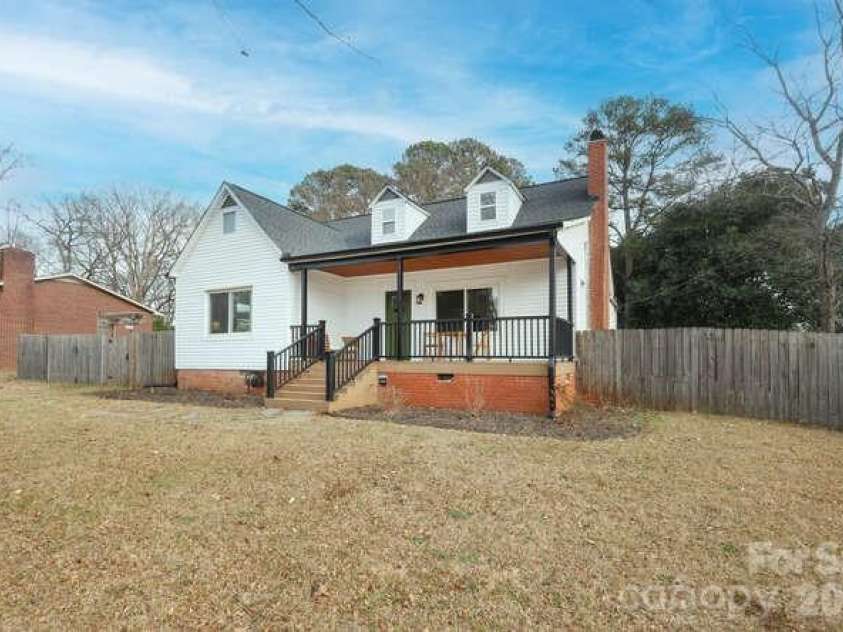 1609 Forsythia Circle, Charlotte, NC 28208.  MLS# CAR4337736, YatesRealty ID 10716. 