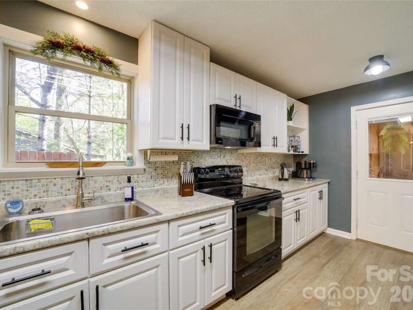 24 Oakwood Road, Candler, NC 28715.  MLS# CAR4343043, YatesRealty ID 10718. 