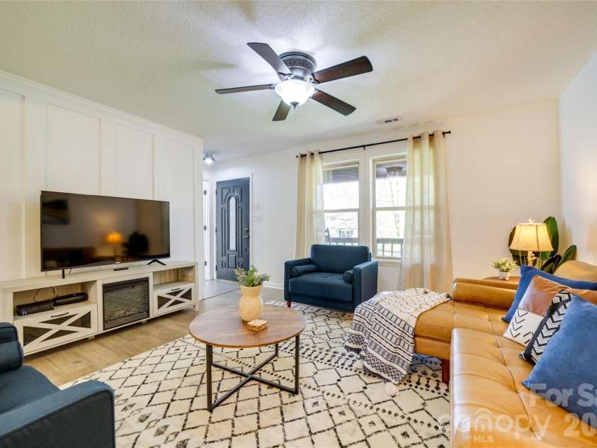 24 Oakwood Road, Candler, NC 28715.  MLS# CAR4343043, YatesRealty ID 10718. 