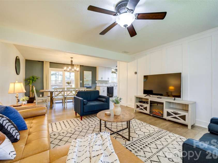 24 Oakwood Road, Candler, NC 28715.  MLS# CAR4343043, YatesRealty ID 10718. 