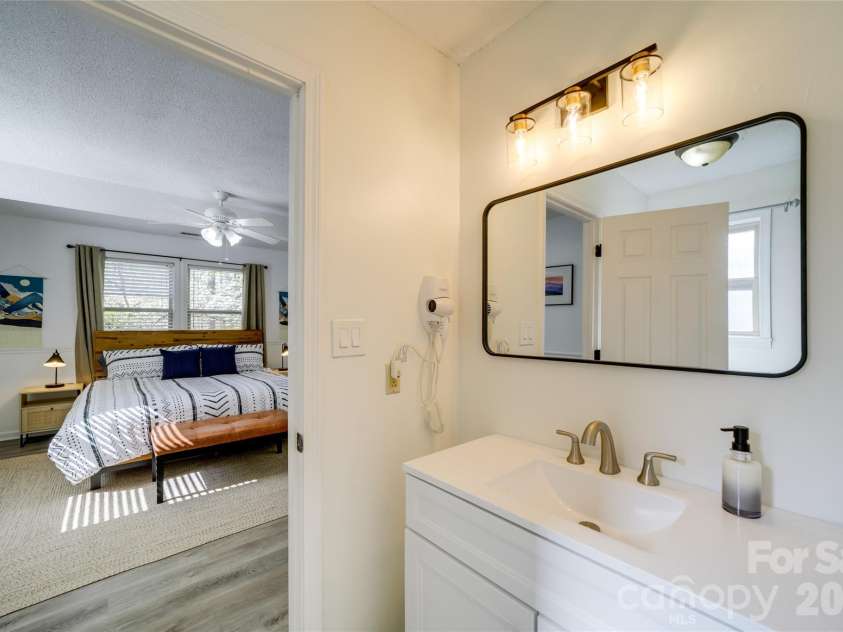 24 Oakwood Road, Candler, NC 28715.  MLS# CAR4343043, YatesRealty ID 10718. 