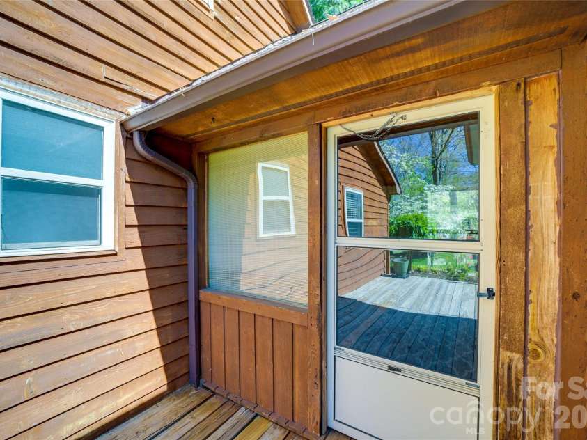 24 Oakwood Road, Candler, NC 28715.  MLS# CAR4343043, YatesRealty ID 10718. 