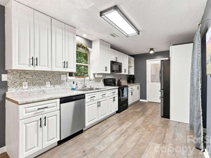 24 Oakwood Road, Candler, NC 28715.  MLS# CAR4415406, YatesRealty ID 10718. 