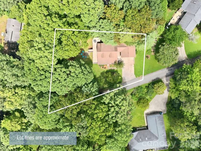 24 Oakwood Road, Candler, NC 28715.  MLS# CAR4415406, YatesRealty ID 10718. 