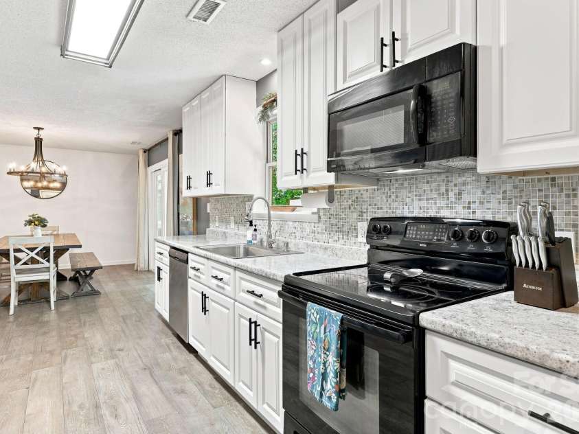 24 Oakwood Road, Candler, NC 28715.  MLS# CAR4415406, YatesRealty ID 10718. 