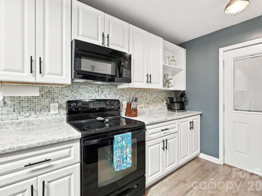 24 Oakwood Road, Candler, NC 28715.  MLS# CAR4415406, YatesRealty ID 10718. 