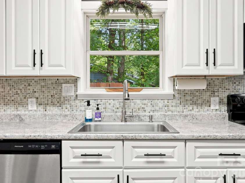 24 Oakwood Road, Candler, NC 28715.  MLS# CAR4415406, YatesRealty ID 10718. 