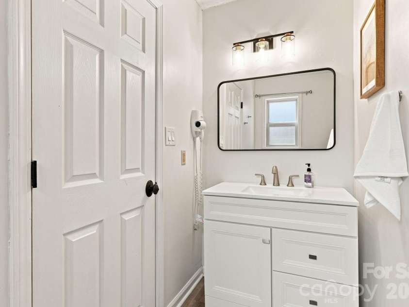 24 Oakwood Road, Candler, NC 28715.  MLS# CAR4415406, YatesRealty ID 10718. 