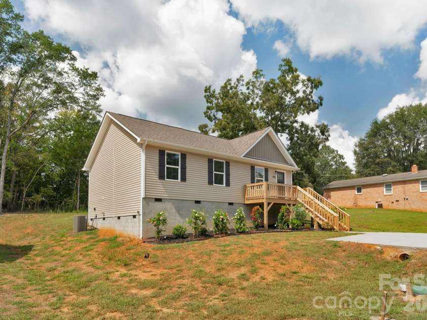 953 Hardin Drive, Shelby, NC 28150.  MLS# CAR4254368, YatesRealty ID 10718. 
