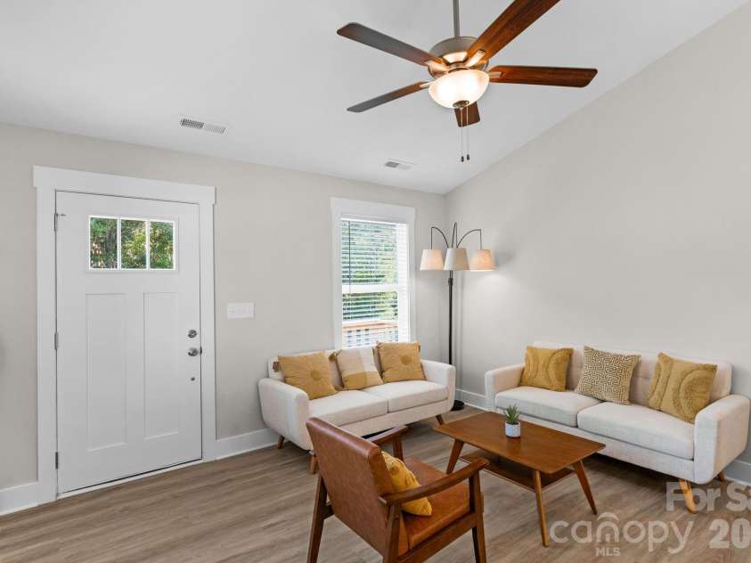 953 Hardin Drive, Shelby, NC 28150.  MLS# CAR4254368, YatesRealty ID 10718. Entrance w/ vaulted