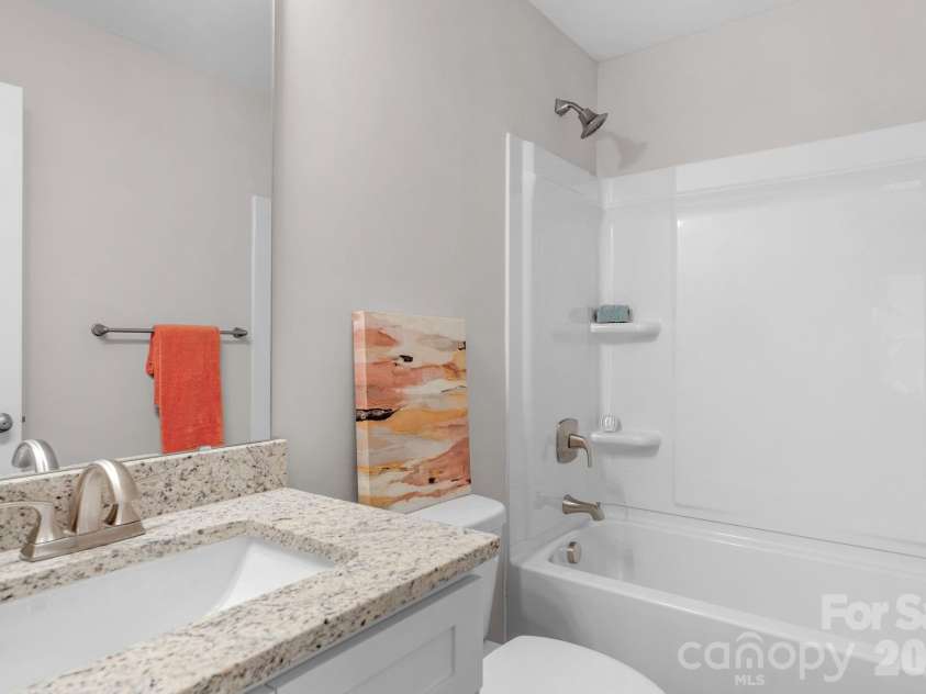 953 Hardin Drive, Shelby, NC 28150.  MLS# CAR4254368, YatesRealty ID 10718. Hallway bath