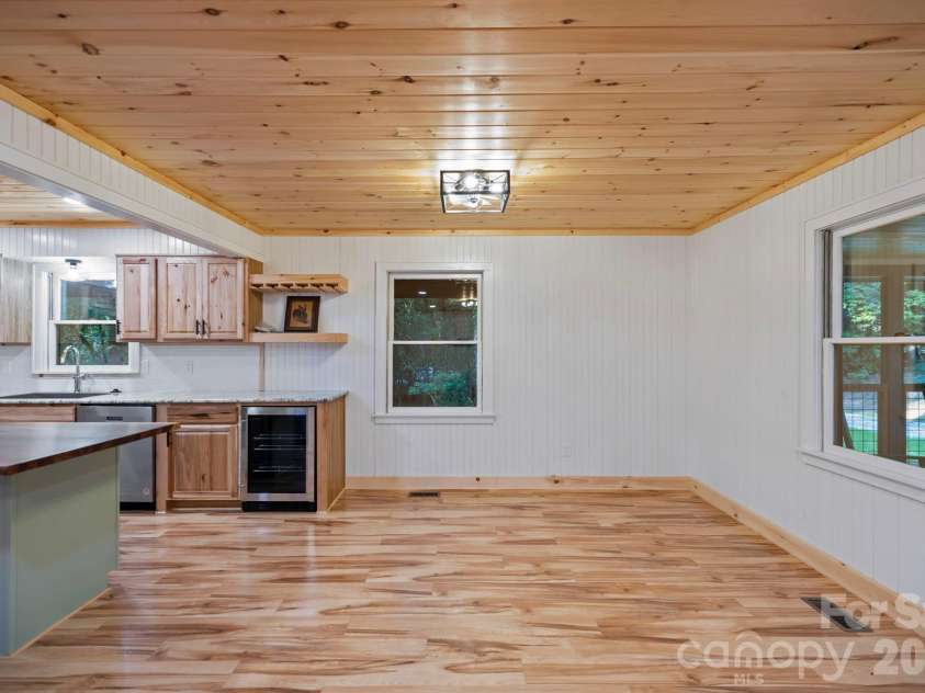 327 Flat Ridge Drive, Lake Toxaway, NC 28774.  MLS# CAR4364650, YatesRealty ID 10719. Dining room space