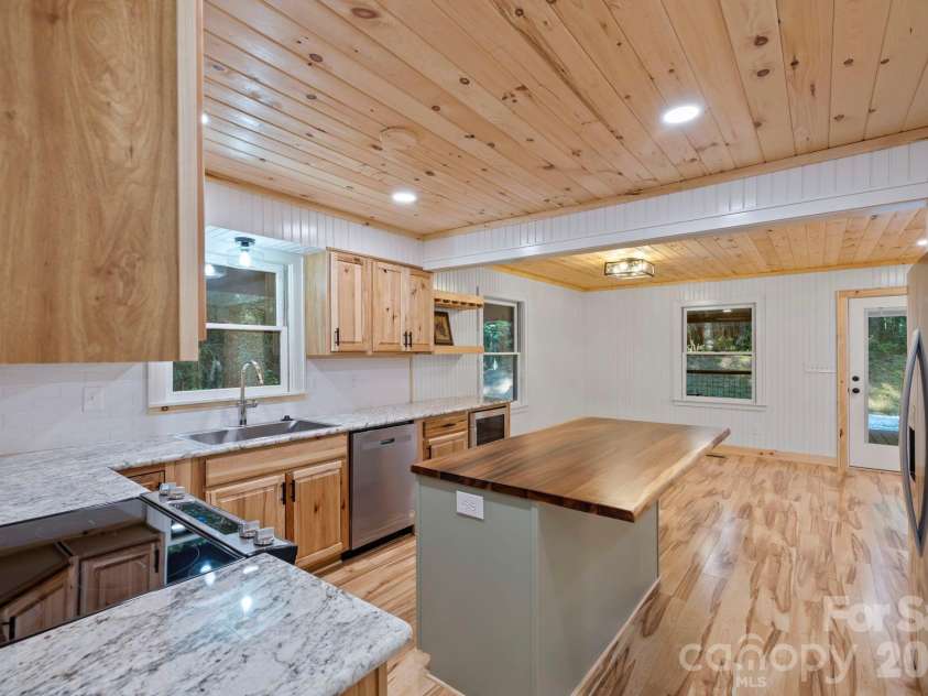 327 Flat Ridge Drive, Lake Toxaway, NC 28774.  MLS# CAR4364650, YatesRealty ID 10719. Kitchen
