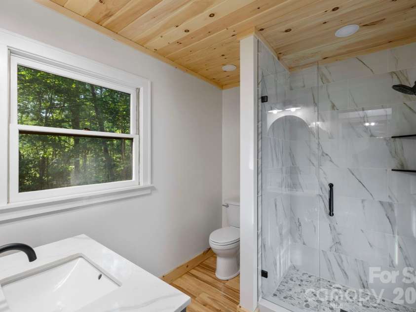 327 Flat Ridge Drive, Lake Toxaway, NC 28774.  MLS# CAR4364650, YatesRealty ID 10719. Lower bathroom
