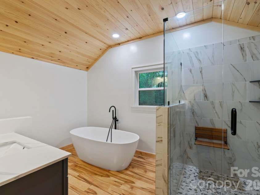 327 Flat Ridge Drive, Lake Toxaway, NC 28774.  MLS# CAR4364650, YatesRealty ID 10719. Upper bathroom