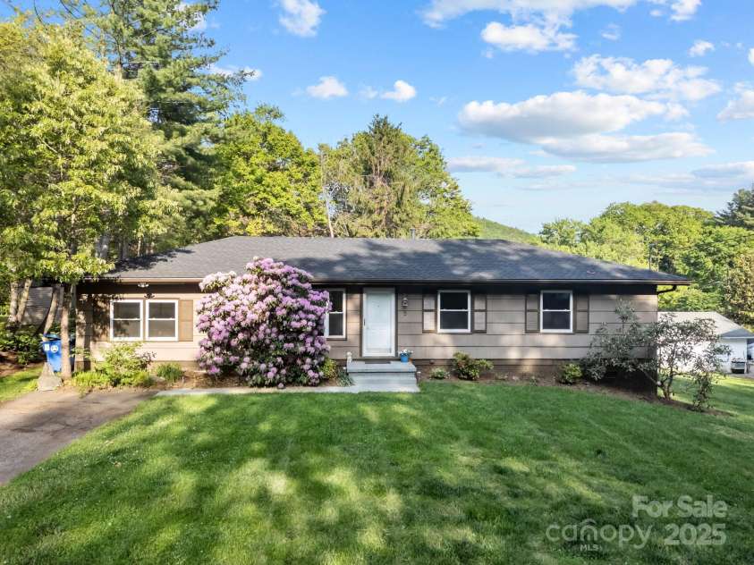 5 Hillview Road, Asheville, NC 28805.  MLS# CAR4254375, YatesRealty ID 10720. 