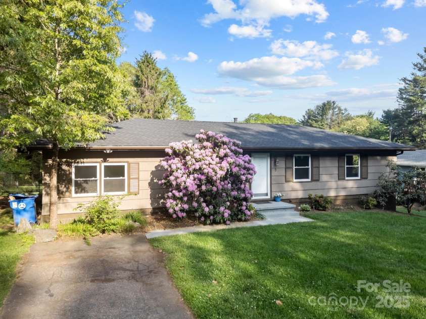 5 Hillview Road, Asheville, NC 28805.  MLS# CAR4254375, YatesRealty ID 10720. 