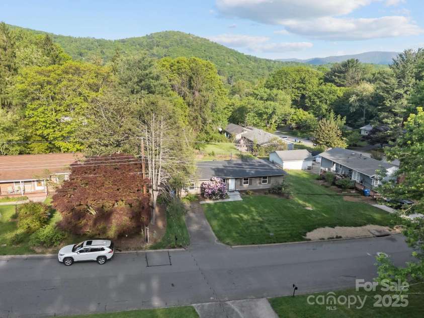 5 Hillview Road, Asheville, NC 28805.  MLS# CAR4254375, YatesRealty ID 10720. 