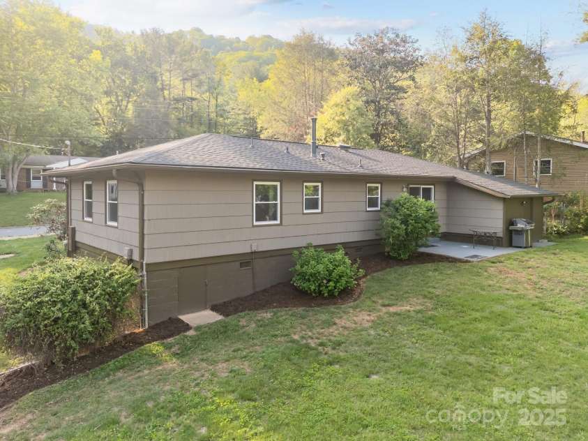5 Hillview Road, Asheville, NC 28805.  MLS# CAR4254375, YatesRealty ID 10720. 