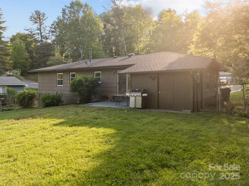 5 Hillview Road, Asheville, NC 28805.  MLS# CAR4254375, YatesRealty ID 10720. 