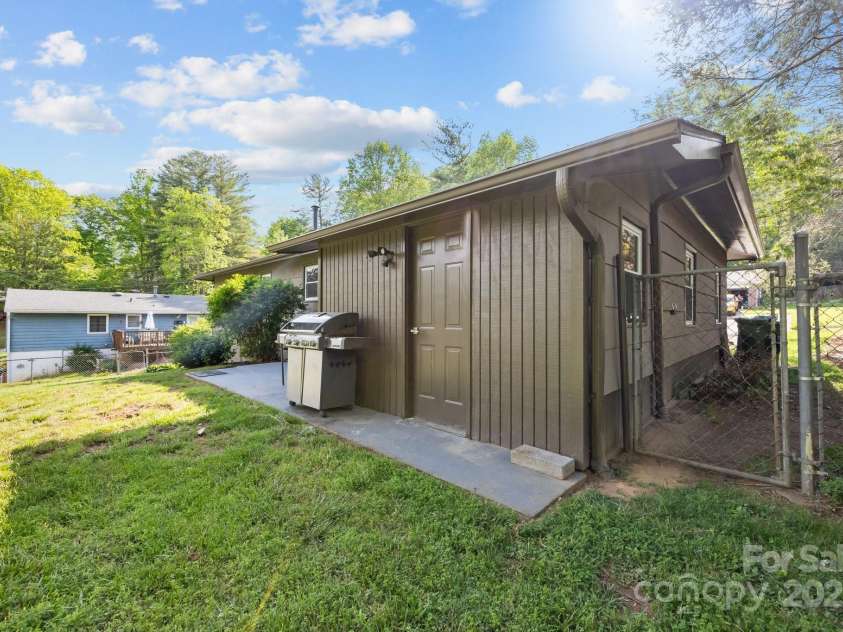 5 Hillview Road, Asheville, NC 28805.  MLS# CAR4254375, YatesRealty ID 10720. 