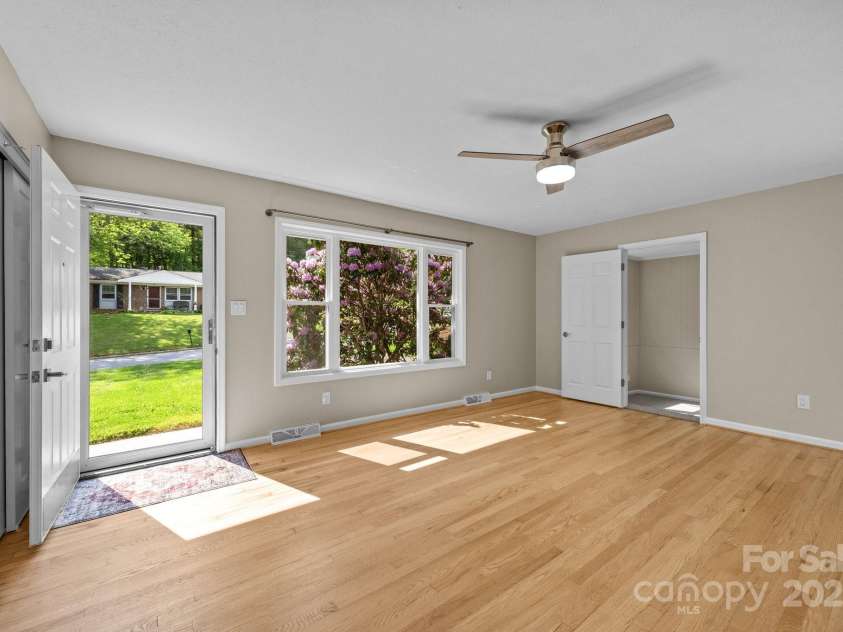 5 Hillview Road, Asheville, NC 28805.  MLS# CAR4254375, YatesRealty ID 10720. 