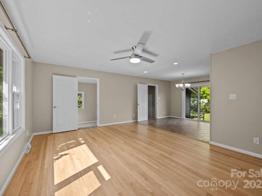 5 Hillview Road, Asheville, NC 28805.  MLS# CAR4254375, YatesRealty ID 10720. 