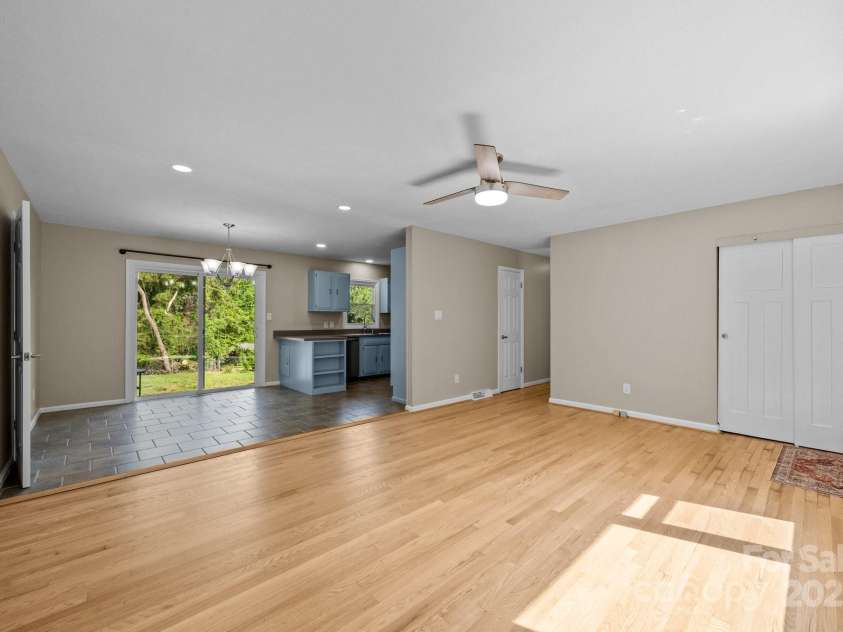 5 Hillview Road, Asheville, NC 28805.  MLS# CAR4254375, YatesRealty ID 10720. 